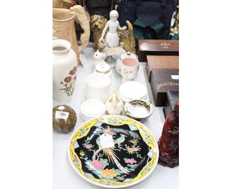 A MIXED LOT OF COLLECTABLES TO INCLUDE A VINTAGE CHINESE FAMILLE NARE CHARGER, A BELLEEK SWAN, A LADE FIGURINE ETC 