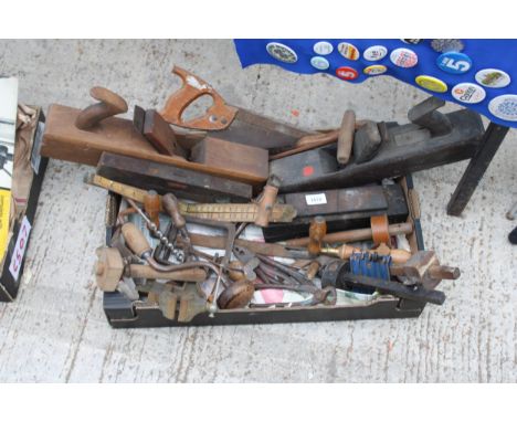 AN ASSORTMENT OF VINTAGE TOOLS TO INCLUDE SHARPENING STONE, WOOD PLANES AND PLIERS ETC 