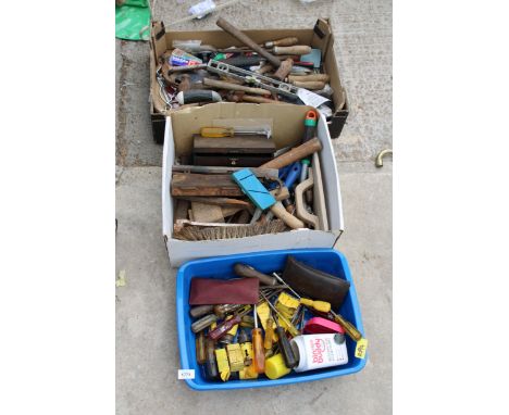 A LARGE ASSORTMENT OF VINTAGE HAND TOOLS TO IBNCLUDE SCREW DRIVERS, HAMMERS AND FILES ETC 