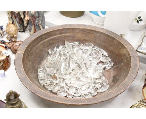 A QUANTITY OF CHANDELIER PRISMS, DROPPERS, BEADS AND CLIPS IN A VINTAGE WOODEN BOWL, DIAMETER 42CM 