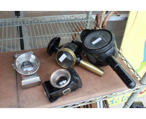 FOUR VARIOUS VINTAGE LAMPS TO INCLUDE COACH LAMPS ETC 