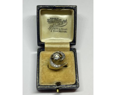 A 14 CARAT YELLOW GOLD RING WITH A SINGLE EUROPEAN CUT DIAMOND 1.17 CT WITH A DIAMOND SET TWIST DESIGN WITH EIGHT ROUND SINGL