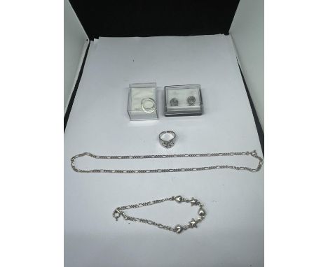 FIVE 925 SILVER ITEMS TO INCLUDE A FIGARO CHAIN, TWO PAIRS OF EARRINGS, A RING AND A BRACELET 