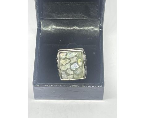 A STERLING SILVER VINTAGE GLASS MOSAIC RING SIZE P IN A PRESENTATION BOX 