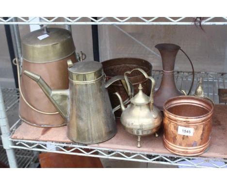 AN ASSORTMENT OF VINTAGE METAL WARE ITEMS TO INCLUDE A COPPER LIDDED BUCKET, A BRASS JUG AND A BRASS KETTLE ETC 