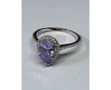 A MARKED 925 RING WITH CENTRE PINK STONE SURROUNDED CLEAR STONES SIZE P 