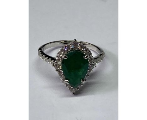 A MARKED 925 RING WITH CENTRE GREEN STONE SURROUNDED CLEAR STONES SIZE P 