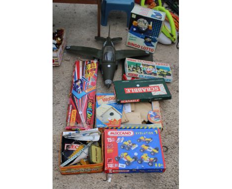 AN ASSORTMENT OF VINTAGE AND RETRO GAMES TO INCLUDE STREAKDRAG, MECCANO AND SCRABBLE ETC 