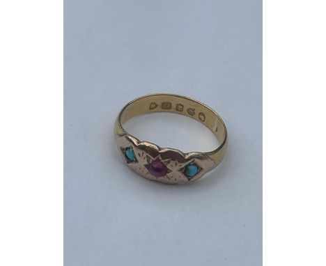 A HALLMARKED LONDON 1939, 22CT GOLD RING SET WITH A SINGLE RUBY STONE AND TWO TURQUOISE STONES, WEIGHT 3.5G, SIZE M 