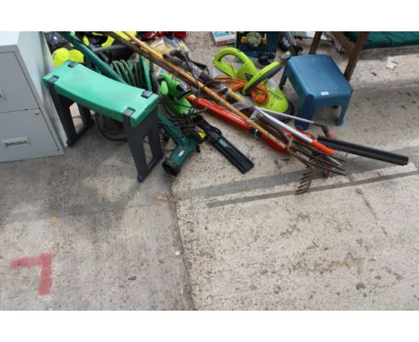 AN ASSORTMENT OF GARDEN TOOLS TO INCLUDE ELECTRIC HEDGE TRIMMERS, A GARDEN GROOM AND A FORK ETC 