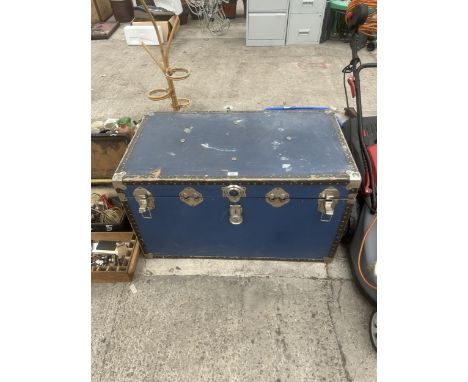 A LARGE VINTAGE TRAVEL TRUNK 