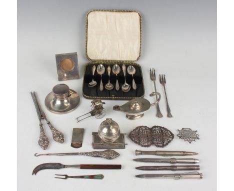 A George V silver novelty inkwell in the form of a grenade flanked by two rifles on a rectangular base, inscribed 'Limerick 1