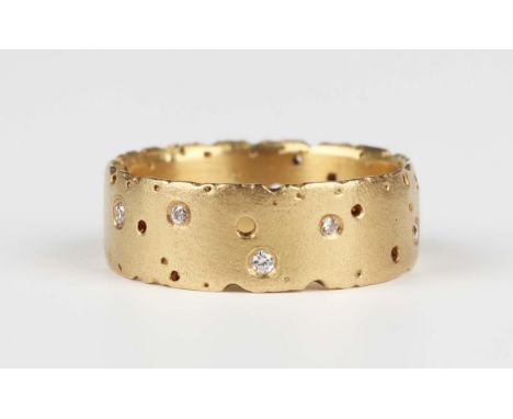 A Kate Smith 18ct gold and diamond eternity ring in a rustic design, mounted with circular cut diamonds, weight 6.1g, ring si