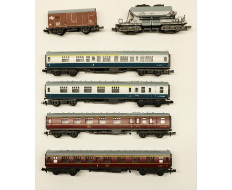 Model railway: Trix BR passenger coaches - two M 16171 and two M 21240, Trix BR HOP 21 bogie wagon coal hopper, and a Trix ca