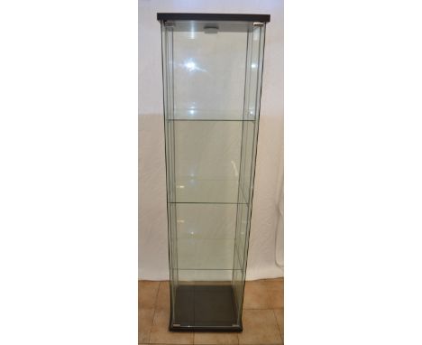 A 3-shelf floor standing glass display cabinet. H163.5xW39.7xD35cm.
