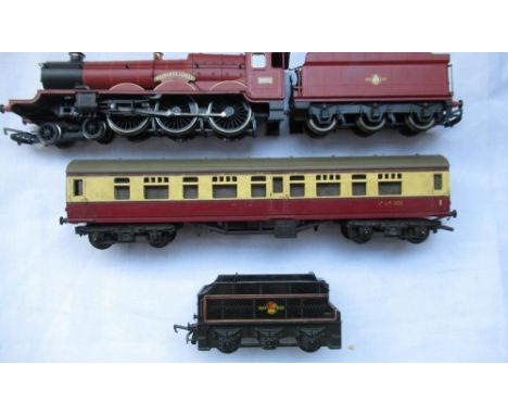00 gauge Hogwarts Castle engine 5972 with tender, luxury passenger carriage and a black livery tender 