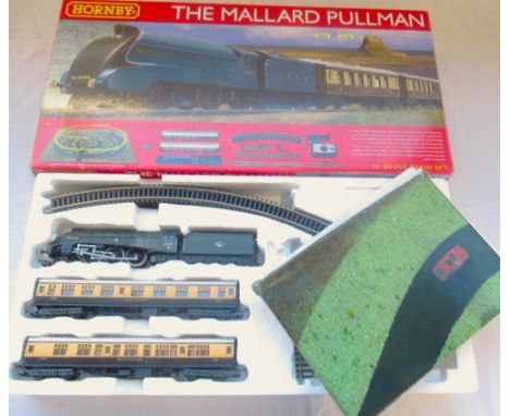 Boxed 00 gauge "Mallard Pullman" Incl Mallard engine, two carriages and a track mat 