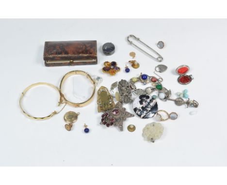 A small collection of miscellaneous jewellery including a 9ct gold bangle, 11 grams, a 9ct gold ring with moonstone setting, 