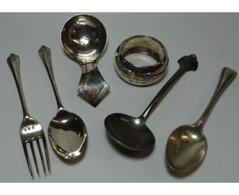 2 1933 ENGRAVED SILVER PCES CUTLERY, SILVER TEASPOON, A CADDY SPOON & NAPKIN RING 