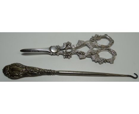 PR OF GRAPE SCISSORS & SILVER HANDLE BUTTON HOOK 