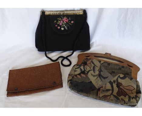 BLACK SATIN NEEDLEWORK HANDBAG WITH COMB & MIRROR COMPACT, LEATHER CLUTCH BAG & TEXTILE BAG WITH WOODEN HANDLE BAG 