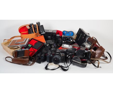 Konvolut FotoartikelBestehend aus einigen Objektiven, sowie anderen Zubehörteilen. Mehrere Fotoapparate, z. B. Minolta, Prakt
