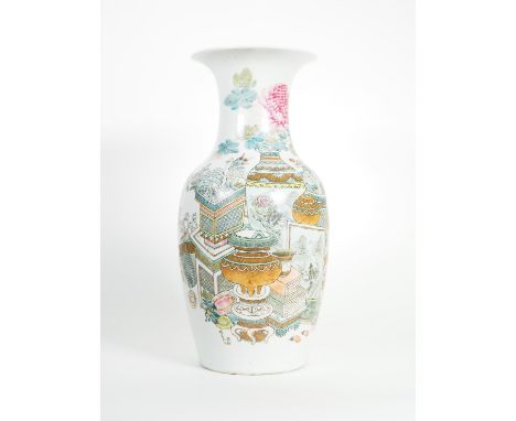 Große Vase aus Porzellan mit Famille rose - Dekor "100 Antiquitäten", China 19./20. Jh.Vase aus weißem Porzellan in Balusterf
