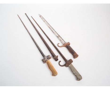 Französische Bajonette aus Kellerfund, 3 St.2x Degen-Bajonette M 1886 Lebel, eins davon 1. Model mit Scheide (Drücker fest). 