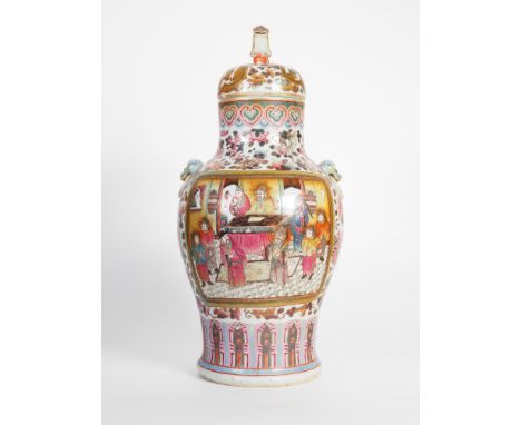 Deckelvase mit "Famille Rose" Dekor, China späte Qing-Dynastie,19. /20. Jh.Balusterförmige große Vase mit zwei Maskaronen in 
