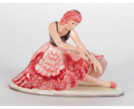 Sterbender Schwan - Stephan Dakon für Goldscheider, Wien, 1930er.Majolika Figur einer Balletttänzerin mit Federschmuck. Polyc