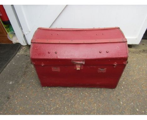 Vintage domed top trunk H63cm W90cm D58cm approx 
