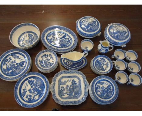 Wedgwood Barlaston of Etruria Willow Pattern dinner service comprising 24 plates of various sizes, 4 serving platters, 2 lidd