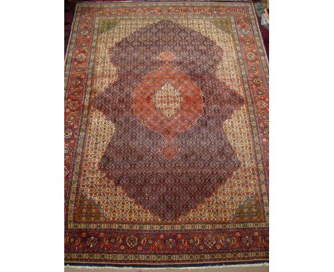 A Persian carpet.
273 x 372cm. 