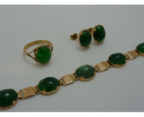 A SUITE OF JADE JEWELLERY, to include a bracelet, a ring and a pair of earrings all of the same design