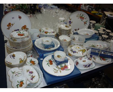 ROYAL WORCESTER EVESHAM DINNERWARES, some boxed (over 70 pieces)