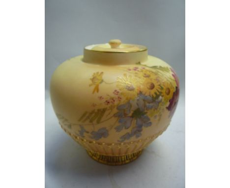 A ROYAL WORCESTER PORCELAIN BLUSH IVORY POT POURRI VASE, No.1286, height 13cm (missing pierced cover)