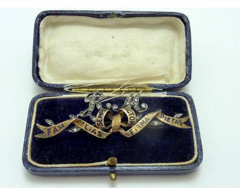 AN ANTIQUE BAR BROOCH, with scrolling family motto, with diamond initials R and M