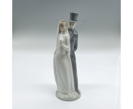 Medium sized porcelain wedding couple. Gloss finish. NAO backstamp. Issued: 20th centuryDimensions: 6.25"H x 2"diaManufacture