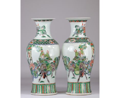 China pair of family vases decorated with 19th century characters - Sizes: H=445mm D=145mm - Weight (K): 5,7kg - Condition: a