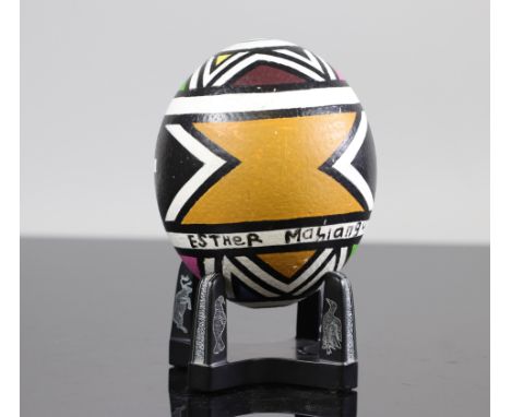 Esther MAHLANGU (1935) Painted ostrich egg -South Africa - Sizes: H=195mm D=120mm - Weight (K): 0,42kg - Condition: at first 