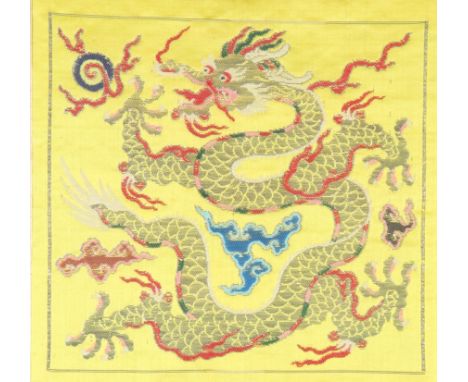 China embroidered silk decorated with an imperial dragon on a yellow background Qing dynasty - Sizes: Cadre H=350mm l=350mm S