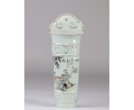 Chinese Qianjiang enamel porcelain wall vase circa 1900 - Sizes: H=240mm L=95mm - Weight (K): 0,477kg - Condition: at first g