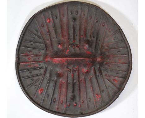 Rare imposing circular shield in black leather with embossed radiating patterns. Ethiopia. - Sizes: D=800mm - Weight (K): 4,7