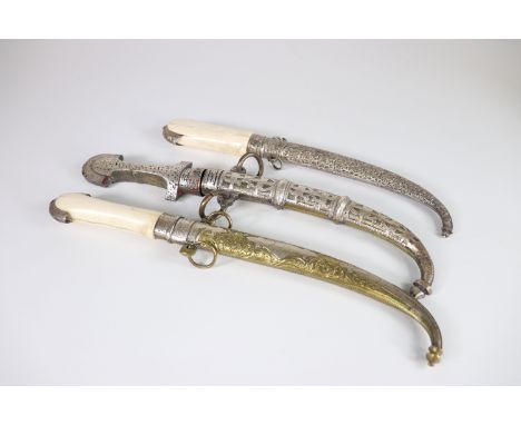 Set of 3 oriental silver daggers - ivory - Sizes: L=400mm - Weight (K): 1,34kg - Condition: at first glance - good condition 
