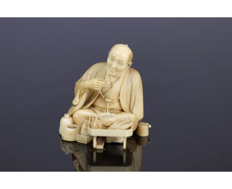 Japan Okimono carved of a character drinking tea Tokyo school 19th - Sizes: H=75mm L=75mm - Weight (K): 0,169kg - Condition: 