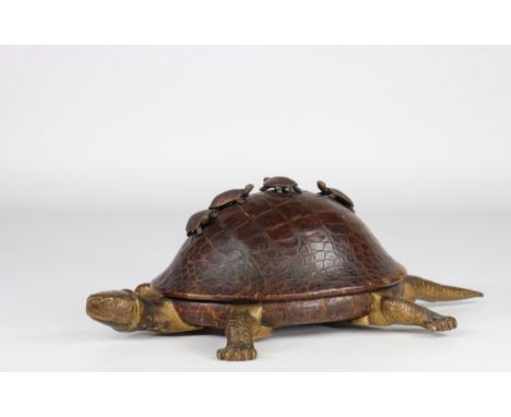 Japan turtle shaped box with leather shell topped with young turtles - Sizes: H=120mm L=350mm - Weight (K): 1,95kg - Conditio