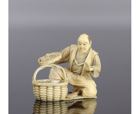 Japan Finely carved okimono of a man discovering a 19th century carp - Sizes: H=58mm L=65mm - Weight (K): 0,132kg - Condition