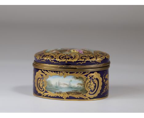 Sevres porcelain covered box painted with romantic scenes - Sizes: H=80mm L=135mm - Weight (K): 0,45kg - Condition: at first 