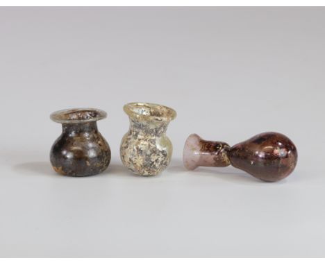 Lot of 3 small Roman glasses 1st to 3rd century A.D. - Mediterranean basin ( 2 intact - 1 - small lack) - Sizes: H=40 a 70mm 