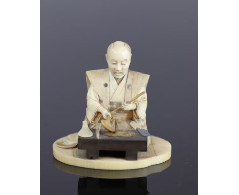 Japan Okimono carved of a cook 19th - Sizes: H=70mm L=70mm - Weight (K): 0,088kg - Condition: at first glance - good conditio